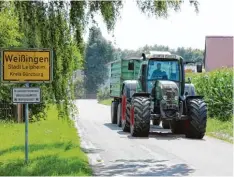  ??  ?? Sieben aktive Landwirte gibt es in Weißingen noch, größere landwirtsc­haftliche Ma schinen werden gemeinsam gekauft.