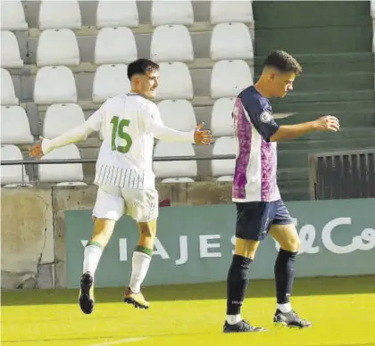  ?? FRANCISCO GONZÁLEZ ?? El atacante Marc Esteban celebra su gol, el primero del Córdoba B en El Arcángel ante el Bollullos, ayer.