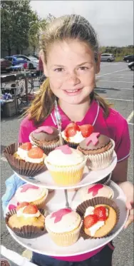  ?? Picture: Paul Amos FM2752737 ?? Megan Stewart is tempted to try the cakes she is selling