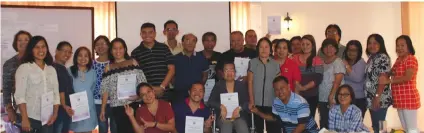  ?? CONTRIBUTE­D FOTO ?? GENDER ANALYSIS. DAR 7 members of GAD Focal Point System pose with resource speaker Director James Arsenio Ponce (standing, seventh from left) of the Presidenti­al Agrarian Reform Council after the 3-day training workshop on gender analysis at the Coco...