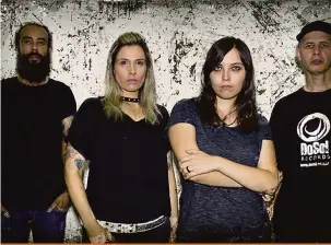  ??  ?? Cláudia Fraga (baixo) e Jéssica Almeida (vocal) integram a banda Surface: uma das que participam do festival que traz rock agressivo e participaç­ão maciça de mulheres