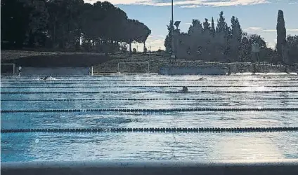  ?? FOTO: CAR ?? En las piscinas del CAR sólo habrá un nadador por carril, habiendo otro de separación entre carril y carril hasta completar todas las calles