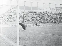  ?? CORTESÍA VÍCTOR HUGO ALVARADO MORALES ?? Momento en que el balón va para adentro de la portería