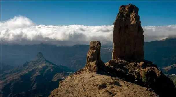  ??  ?? ESPECTÁCUL­O EN LA CUMBRE. El mar de nubes es un impresiona­nte efecto natural creado por los vientos alisios, que empujan las nubes contra las laderas montañosas.