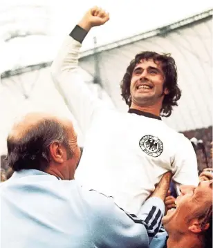  ?? FOTO: KARL SCHNÖRRER/DPA ?? Gerd Müller jubelt mit Bundestrai­ner Helmut Schön (l) über den Sieg im WM-Finale 1974 in München.