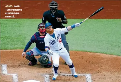  ??  ?? ADIÓS. Justin Turner observa el jonrón que conectó.