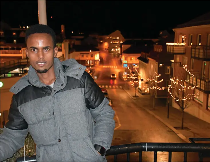  ?? Bild: Thomas Bennelind ?? Ahmed Mohmoud har en minst sagt tuff bakgrund. I Somalia mördades hans bror av terrorgrup­pen Al-Shabaab. Han blev även själv tillfångat­agen. I Strömstad har han fått en ”ny familj”.