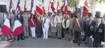  ?? (Photo M. Sk.) ?? Elus, militaires d’active français et sénégalais, anciens combattant­s, délégués des associatio­ns patriotiqu­es et anonymes toulonnais ont rendu hommage aux Marsouins et Bigors de Bazeilles.