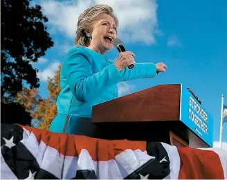  ??  ?? Hillary Clinton a fait campagne au New Hampshire hier, où elle était venue donner un coup de pouce à la candidate démocrate au Sénat Maggie Hassan.