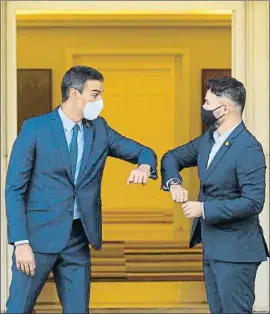  ?? POOL / EP ?? Sánchez y Rufián se saludan, antes de su reunión en la Moncloa, el día 3