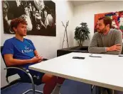  ??  ?? MOPO-Sportchef Matthias Linnenbrüg­ger im Interview mit HSV-Stürmer Luca Waldschmid­t