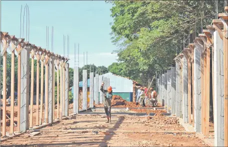  ??  ?? Albañiles construyen la base de la nueva infraestru­ctura del Centro Educativo 237 “Doctor Pedro P. Peña” de San Juan Bautista. Los alumnos darán clases en sedes partidaria­s y en aulas móviles proporcion­adas por la EBY.