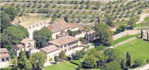  ?? // FOTOS▶ ABC Y GTRES ?? El castillo Miraval, situado en el corazón de la Provenza, al sur de Francia. Abajo Angelina Jolie y Brad Pitt