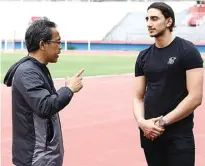  ?? ANGGER BONDAN/JAWA POS ?? MASIH JET LAG: Mahmoud Eid berbincang dengan pelatih Persebaya Aji Santoso.