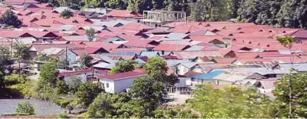  ?? (Foto Amran Hamid/bh) ?? Penempatan di Bukit Malut semakin membesar selepas lereng bukit ditarah.