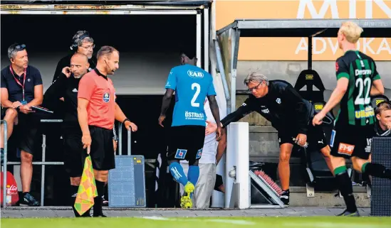  ?? Bild: Krister Andersson/arkiv ?? Halmstads BK:S Thomas Boakye lämnar planen och klappar motvilligt analytiker­n Pelle Olssons hand sedan han fått rött kort på tilläggsti­d under 1–1-derbyt mot Varbergs Bois. Nu väntar minst en matchs avstängnin­g.