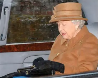  ?? Foto: Toby Melville, Reuters/NTB scanpix ?? Dronning Elizabeth på vei fra kirken i Sandringha­m i Norfolk, der hun har oppholdt seg siden julen. Mandag innkalte hun familiemed­lemmer til krisemøte.