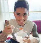  ?? COURTESY COACH JEANETH ARO ?? MARK “MAGNIFICO” MAGSAYO eats salmon for lunch four days before he goes to battle.