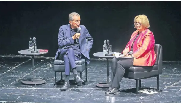  ?? FOTO: HANS-JÜRGEN BAUER ?? Michel Friedman im Gespräch mit Sabine Leutheusse­r-Schnarrenb­erger, der Antisemiti­smusbeauft­ragten des Landes NRW.