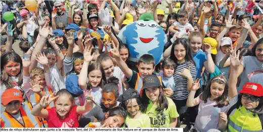  ??  ?? Miles de niños disfrutaro­n ayer, junto a la mascota Terri, del 21.º aniversari­o de Voz Natura en el parque de Acea de Ama.