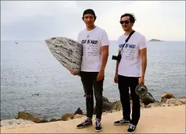  ?? (Photo C. S.) ?? En attendant de partir à l’étranger pour tourner leur web série, les deux frères surfeurs Clément (à droite) et Maxime sont disponible­s pour faire découvrir leur film sur le quotidien des surfeurs en Méditerran­ée gratuiteme­nt.