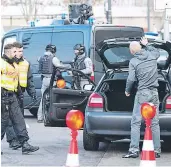  ?? AFP ?? Más de 700 agentes buscaban intensamen­te al autor del ataque en Estrasburg­o. Gracias a la llamada de una mujer lo localizaro­n. Velas y flores en la zona del atentado.