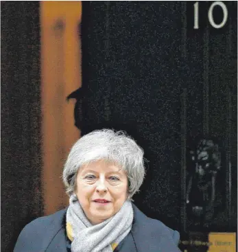  ?? FOTO: DPA ?? Tag der historisch­en Niederlage: die britische Premiermin­isterin Theresa May beim Verlassen ihres Amtssitzes in 10, Downing Street in London – vor der Abstimmung über das Brexit-Abkommen.