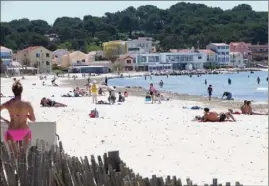  ?? (Photo C. GO.) ?? Aux Sablettes, le pavillon bleu va fièrement flotter au-dessus des machines qui s’activeront chaque nuit jusqu’au  juin pour “engraisser” la plage en sable.