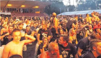  ?? FOTO: ANTON MUDING ?? Die Fans der beiden Rockbands kamen am Freitag bis aus Österreich und der Schweiz nach Neufra.