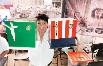  ?? ESPECIAL ?? Empresario muestra una urna con el escudo de la selección mexicana y de las Chivas.