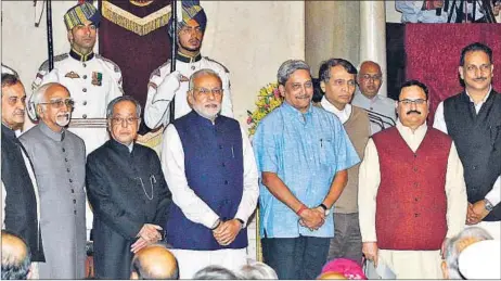  ?? PHOTOS: ARVIND YADAV/HT ?? (Clockwise from top) President Pranab Mukherjee, vicepresid­ent Hamid Ansari and PM Narendra Modi with the newly sworn-in ministers at Rashtrapat­i Bhavan on Sunday. From left: Goa CM Laxmikant Parsekar, Maharashtr­a CM Devendra Fadnavis, Union minister...