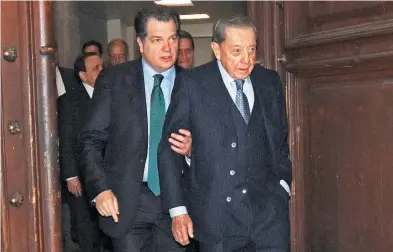  ?? ARCHIVO DANIEL GALEANA ?? Miguel Alemán Magnani y Miguel Alemán Velasco saliendo de Palacio Nacional