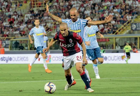  ??  ?? El Trenza L’ex interista è stato l’unico dei rossoblù a distinguer­si in campo per la sua tecnica e le sue giocate, andando per due volte vicino al gol