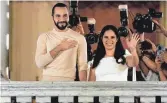  ?? FOTO: MOISES CASTILLO/DPA ?? El Salvadors Präsident Nayib Bukele mit seiner Frau Gabriela Rodriguez auf dem Balkon des Präsidente­npalasts.