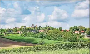  ??  ?? Le village de Cassel surplombe les plaines de Flandre.