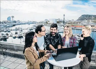  ?? XAVIER CERVERA ?? Varios profesiona­les del sector digital en la terraza del Pier 01, en el Palau de Mar de Barcelona
