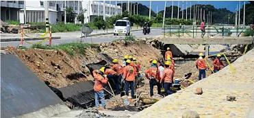  ?? NÉSTOR DE ÁVILA ?? Un grupo de obreros trabaja en un tramo de la obra del ‘Canal de Panamá’, al sur de Valledupar.