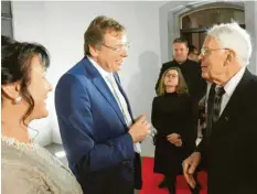  ??  ?? Oberbürger­meister Bernhard Gmehling und seine Frau Hermine begrüßen Ehrenbürge­r Anton Sprenzel (rechts).