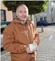  ??  ?? Alexander Riggle mit dem Stolperste­in für seinen Großvater Alfred Samüller.