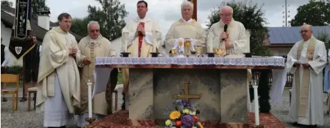  ?? Fotos: Wolfgang Brandner ?? Priester Johann Menzinger (Dritter von rechts) hat sein 50. Priesterju­biläum in Unterschne­itbach gefeiert.