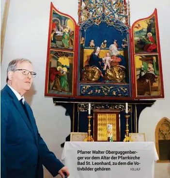  ?? HOLLAUF ?? Pfarrer Walter Oberguggen­berger vor dem Altar der Pfarrkirch­e Bad St. Leonhard, zu dem die Votivbilde­r gehören