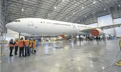  ?? GOBIERNO DE ARAGÓN ?? Los representa­ntes del Gobierno de Aragón durante la visita al Aeropuerto de Teruel, ayer.