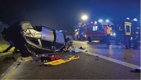  ?? Foto: Dennis Straub, dpa ?? Sonntag, 25. September 2016, 1.30 Uhr: Das Auto der Familie Öztürk aus Laupheim ist auf einen zwölf Kilo schweren Betonbrock­en gefahren und hat sich mehrfach über schlagen. Der Mann, der den Klotz von einer Brücke auf die A 7 warf, steht seit gestern...