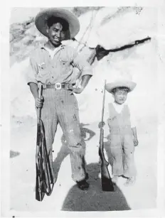  ??  ?? Tsutomu Kasuga y su hijo Carlos Kasuga en Cárdenas, SLP, en 1940.