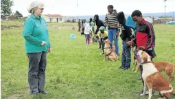  ??  ?? Adrienne Olivier conducts a Funda Nenja dog-training class.