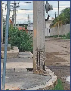  ??  ?? Los vecinos pidieron a la CFE, reforzar el poste