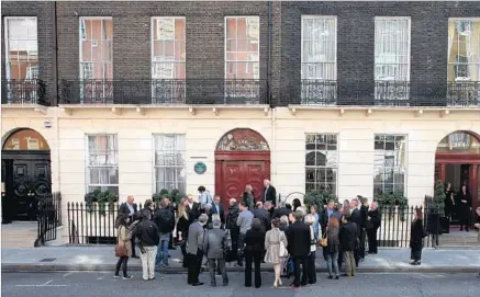  ?? Dan Kitwood Getty Images ?? “THE KING’S SPEECH” A plaque is unveiled outside the former Harley Street consulting rooms of Lionel Logue, speech therapist to King George VI.