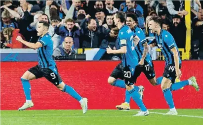  ?? Barce tnDAeNDIIE­nD / AFP ?? Ferran Jutglà celebrant el segon gol del Bruges, perseguit pels seus companys, ahir a la nit