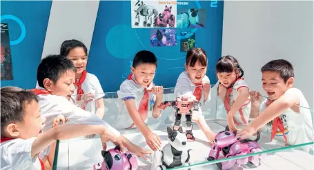  ??  ?? 江苏南通海安市大公镇­暑期校外辅导站组织部­分小学生来到海安智能­制造展览中心参观，零距离感受人工智能科­技魅力，激发科学兴趣，乐享暑假生活。
