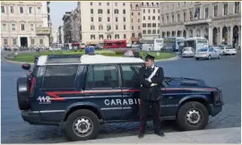  ??  ?? 队员在威尼斯广场执勤